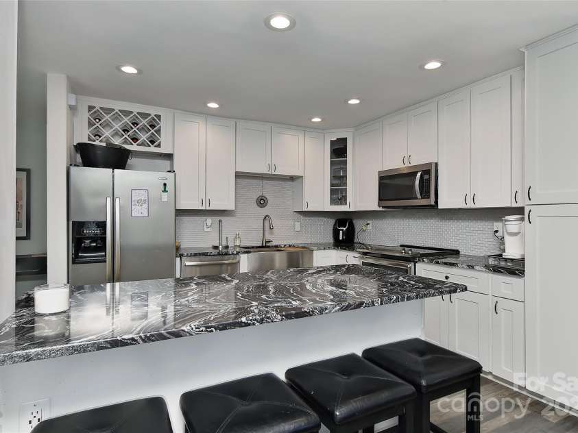 51 Old Post Road, Lake Wylie, SC 29710.  MLS# CAR4207674, YatesRealty ID 2950. A chef dream…