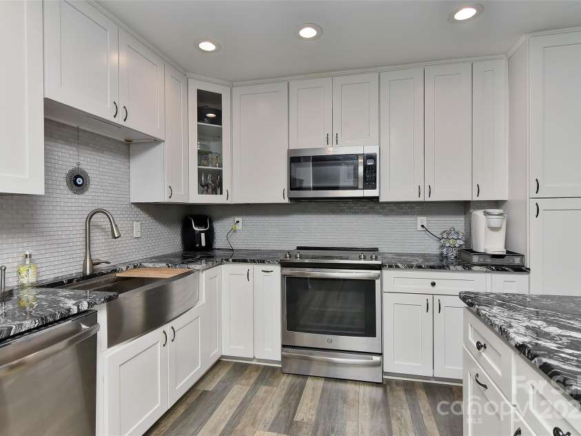 51 Old Post Road, Lake Wylie, SC 29710.  MLS# CAR4207674, YatesRealty ID 2950. Totally renovated kitchen!