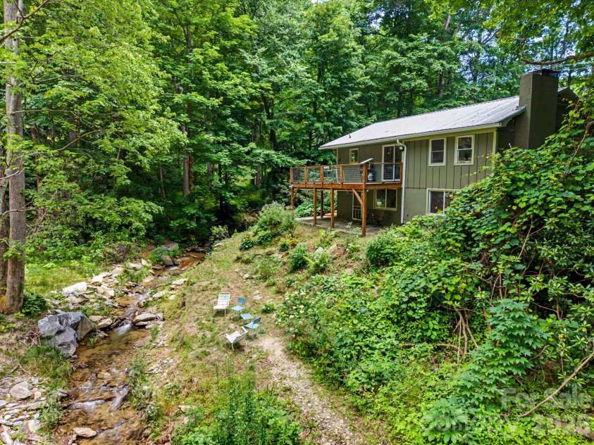 878 Garren Creek Road, Fairview, NC 28730.  MLS# CAR4387190, YatesRealty ID 29506. Private Retreat