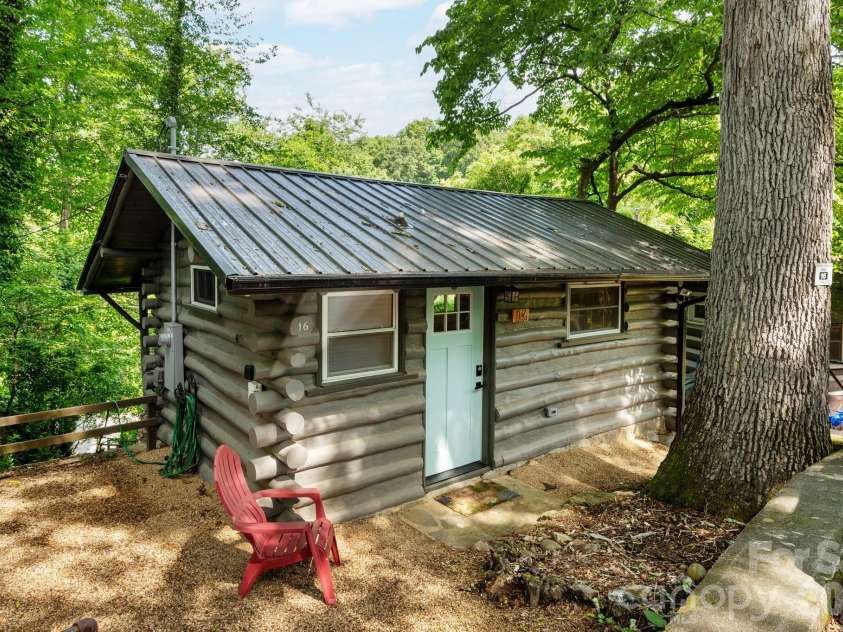 16 Cottage Drive, Asheville, NC 28805.  MLS# CAR4391836, YatesRealty ID 29507. Rustic Cottage with Modern Finishes