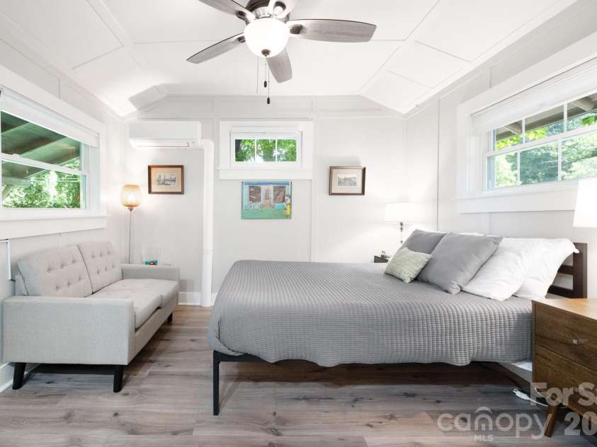 16 Cottage Drive, Asheville, NC 28805.  MLS# CAR4391836, YatesRealty ID 29507. Vaulted Ceiling