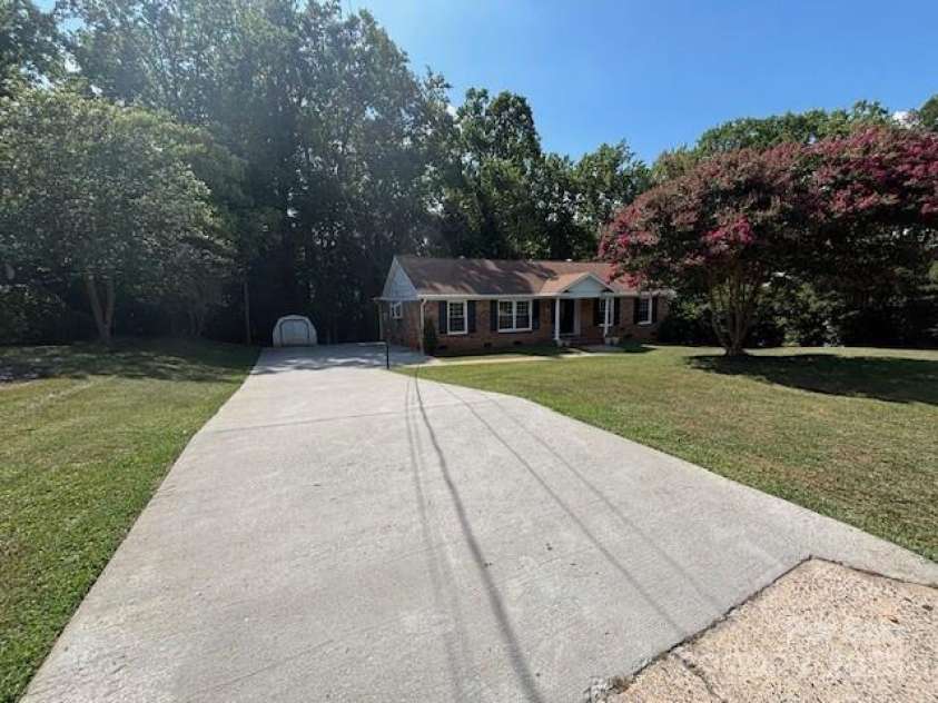 1117 Huntsmoor Drive, Gastonia, NC 28054.  MLS# CAR4286460, YatesRealty ID 29508. 