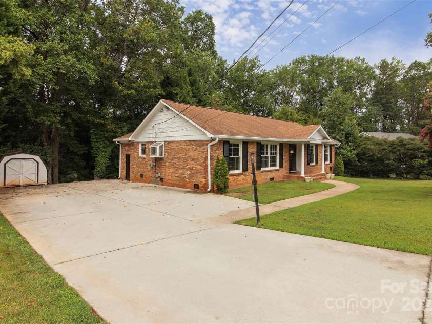 1117 Huntsmoor Drive, Gastonia, NC 28054.  MLS# CAR4286460, YatesRealty ID 29508. 