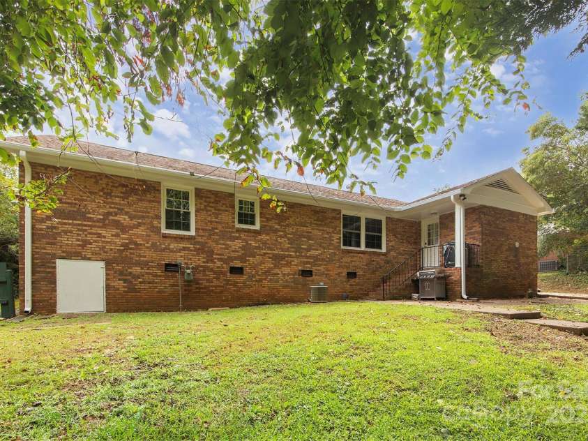 1117 Huntsmoor Drive, Gastonia, NC 28054.  MLS# CAR4286460, YatesRealty ID 29508. 