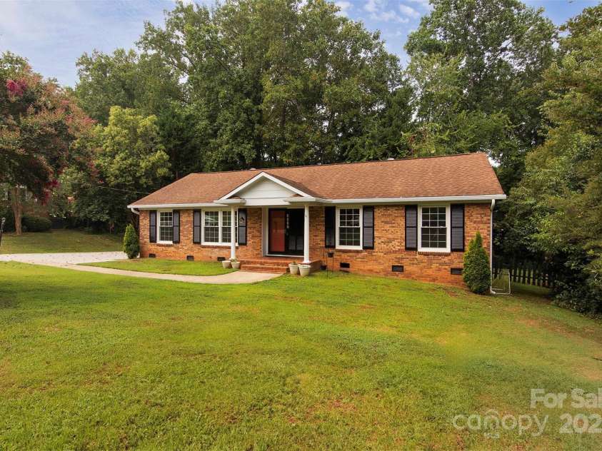 1117 Huntsmoor Drive, Gastonia, NC 28054.  MLS# CAR4286460, YatesRealty ID 29508. 