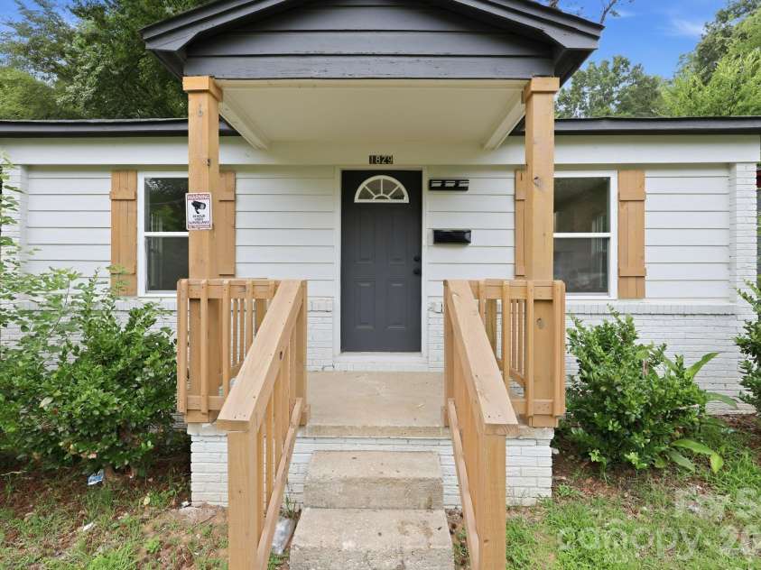 1829 Taylor Avenue, Charlotte, NC 28216.  MLS# CAR4390462, YatesRealty ID 29508. 