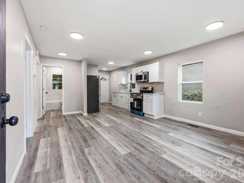 1829 Taylor Avenue, Charlotte, NC 28216.  MLS# CAR4390462, YatesRealty ID 29508. 