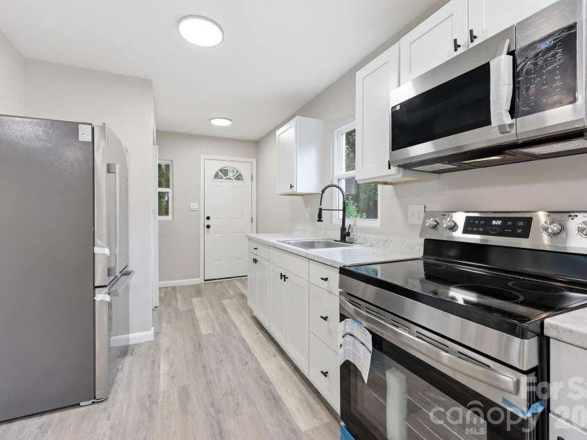 1829 Taylor Avenue, Charlotte, NC 28216.  MLS# CAR4390462, YatesRealty ID 29508. 