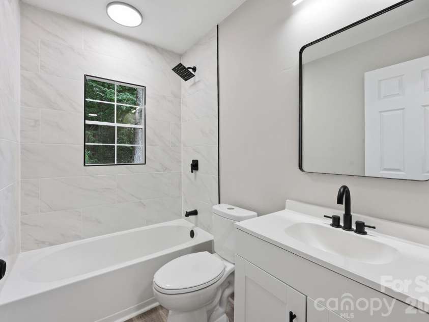 1829 Taylor Avenue, Charlotte, NC 28216.  MLS# CAR4390462, YatesRealty ID 29508. 