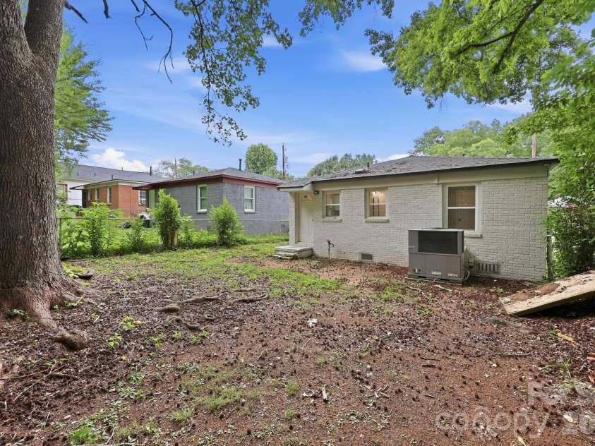 1829 Taylor Avenue, Charlotte, NC 28216.  MLS# CAR4390462, YatesRealty ID 29508. 