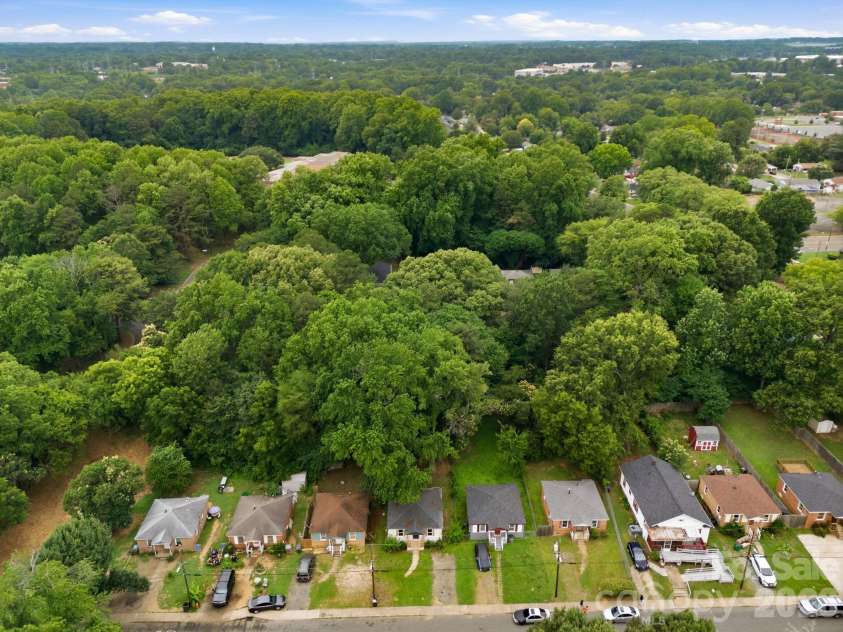 1829 Taylor Avenue, Charlotte, NC 28216.  MLS# CAR4390462, YatesRealty ID 29508. 