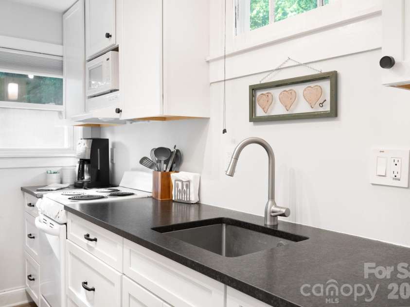 15 and 16 Cottage Drive, Asheville, NC 28805.  MLS# CAR4392051, YatesRealty ID 29512. 15 Cottage Dr. Kitchen