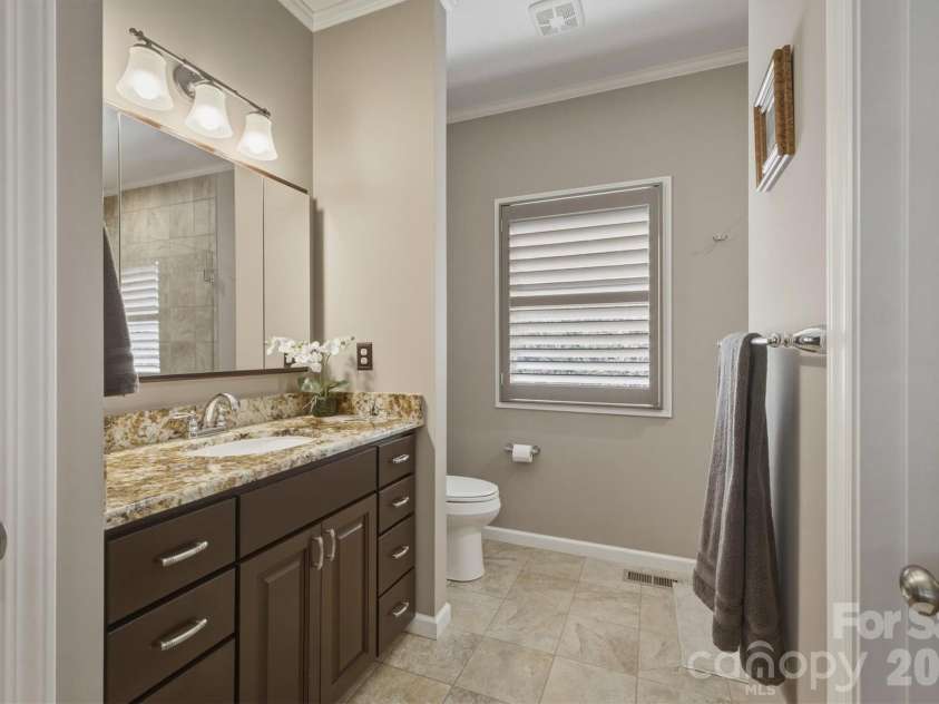 315 Lakeview Trail, Nebo, NC 28761.  MLS# CAR4391588, YatesRealty ID 29513. Guest Bath