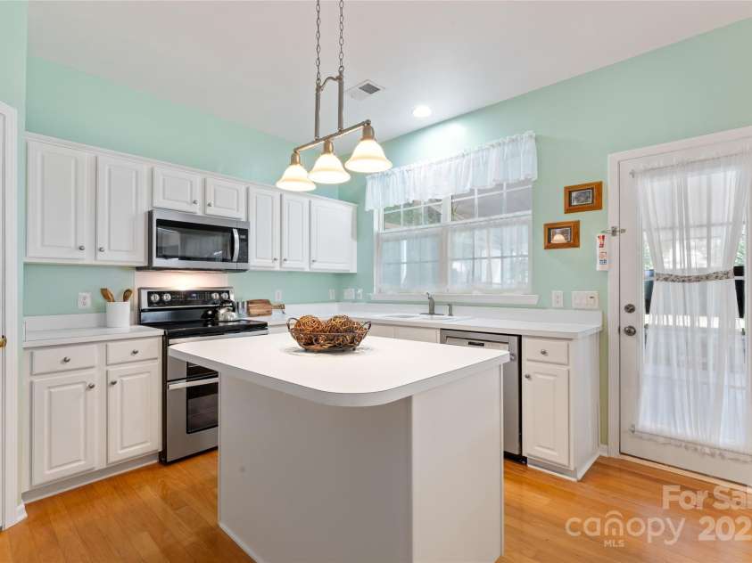 5630 Cambridge Bay Drive, Charlotte, NC 28269.  MLS# CAR4279403, YatesRealty ID 29513. 