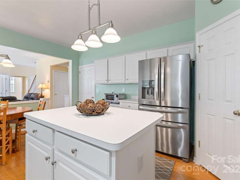 5630 Cambridge Bay Drive, Charlotte, NC 28269.  MLS# CAR4279403, YatesRealty ID 29513. 