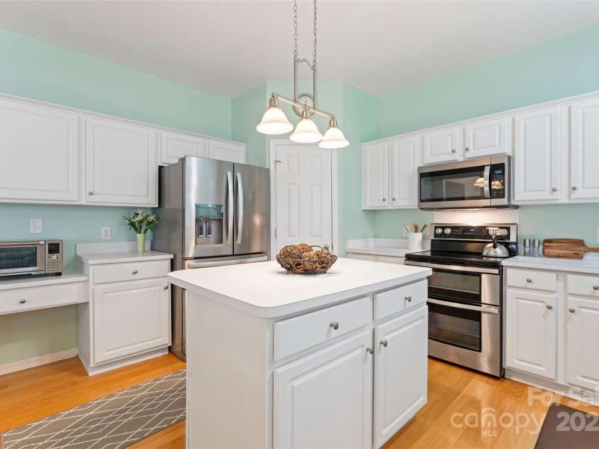 5630 Cambridge Bay Drive, Charlotte, NC 28269.  MLS# CAR4279403, YatesRealty ID 29513. 