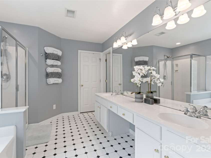 5630 Cambridge Bay Drive, Charlotte, NC 28269.  MLS# CAR4279403, YatesRealty ID 29513. 