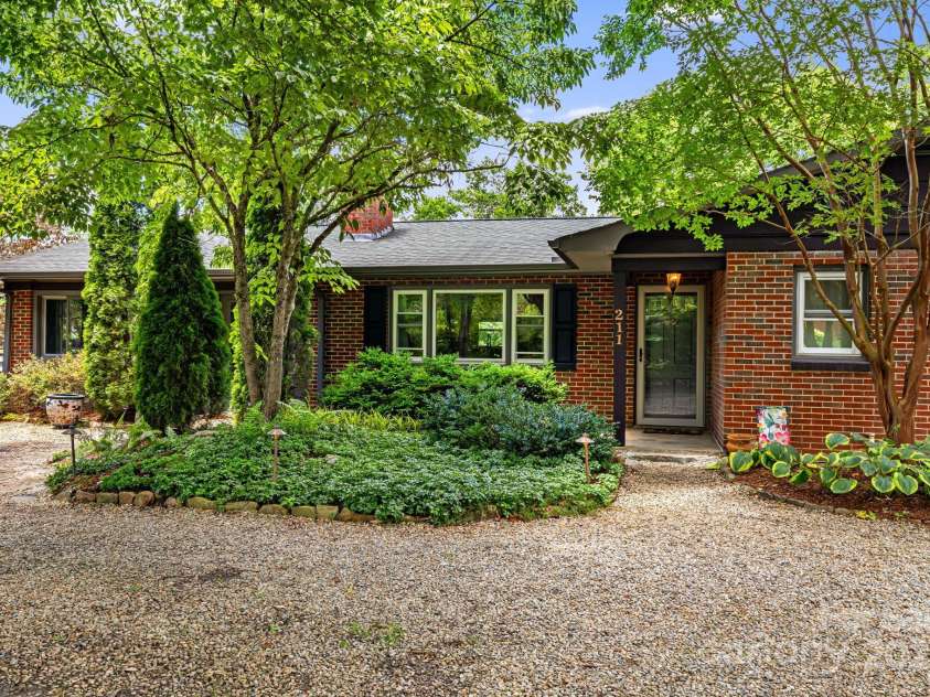 211 Hamburg Mountain Road, Weaverville, NC 28787.  MLS# CAR4279854, YatesRealty ID 29514. 