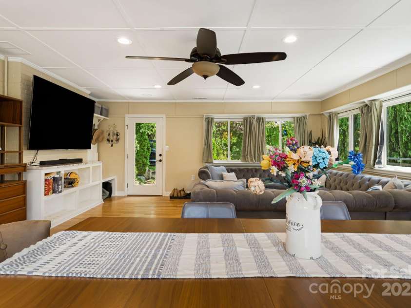 211 Hamburg Mountain Road, Weaverville, NC 28787.  MLS# CAR4279854, YatesRealty ID 29514. 