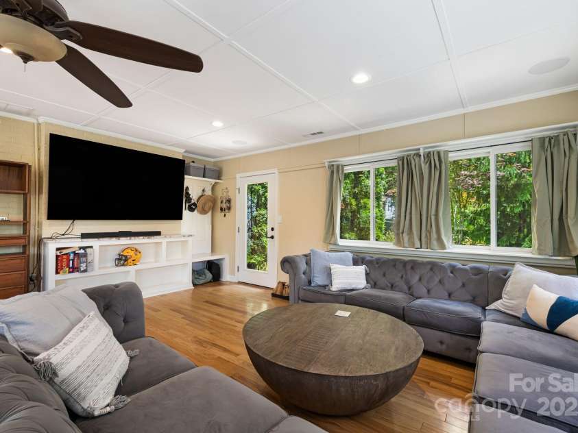 211 Hamburg Mountain Road, Weaverville, NC 28787.  MLS# CAR4279854, YatesRealty ID 29514. 