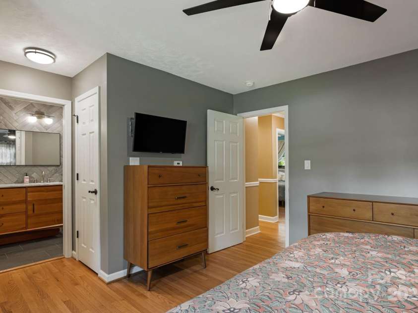 211 Hamburg Mountain Road, Weaverville, NC 28787.  MLS# CAR4279854, YatesRealty ID 29514. 