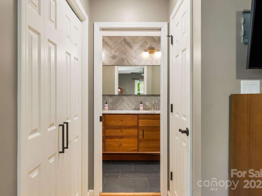 211 Hamburg Mountain Road, Weaverville, NC 28787.  MLS# CAR4279854, YatesRealty ID 29514. 