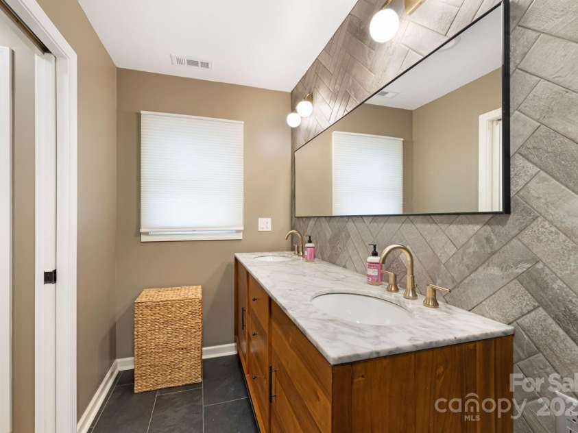 211 Hamburg Mountain Road, Weaverville, NC 28787.  MLS# CAR4279854, YatesRealty ID 29514. 
