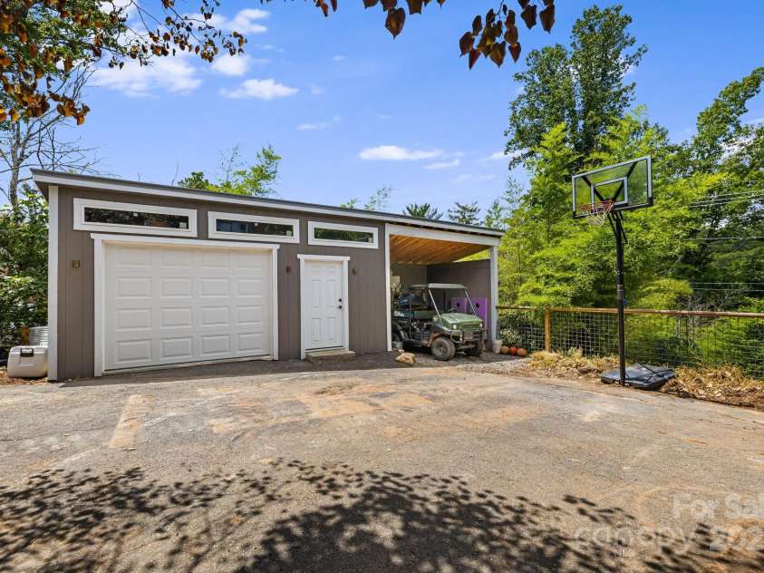 211 Hamburg Mountain Road, Weaverville, NC 28787.  MLS# CAR4279854, YatesRealty ID 29514. 