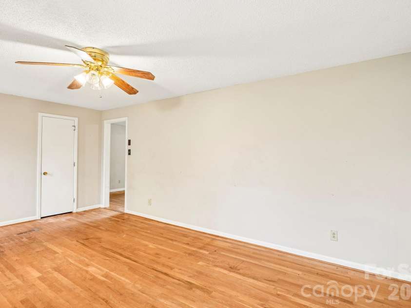 2130 23rd Street Place, Hickory, NC 28601.  MLS# CAR4392290, YatesRealty ID 29516. 