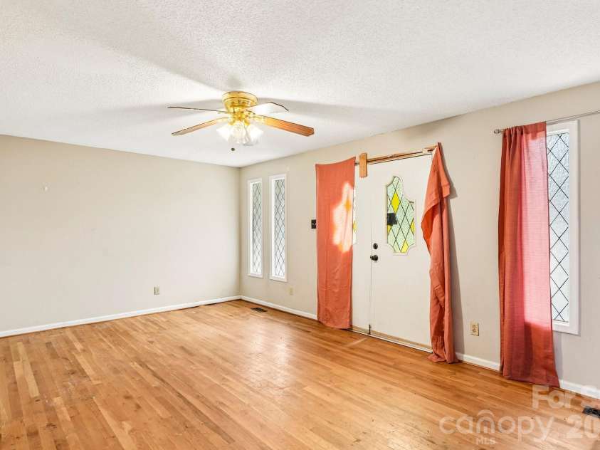 2130 23rd Street Place, Hickory, NC 28601.  MLS# CAR4392290, YatesRealty ID 29516. 