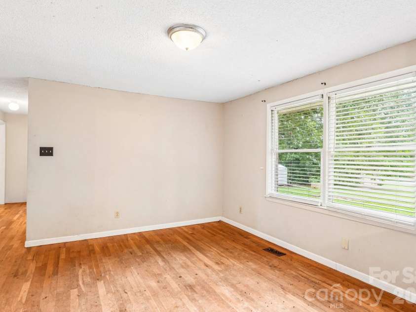 2130 23rd Street Place, Hickory, NC 28601.  MLS# CAR4392290, YatesRealty ID 29516. 