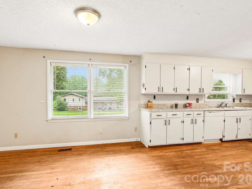 2130 23rd Street Place, Hickory, NC 28601.  MLS# CAR4392290, YatesRealty ID 29516. 
