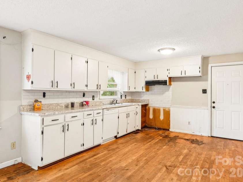 2130 23rd Street Place, Hickory, NC 28601.  MLS# CAR4392290, YatesRealty ID 29516. 