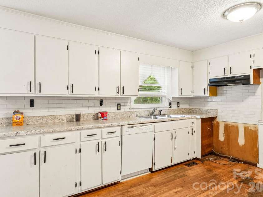 2130 23rd Street Place, Hickory, NC 28601.  MLS# CAR4392290, YatesRealty ID 29516. 