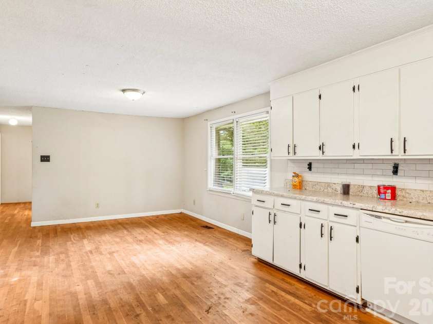 2130 23rd Street Place, Hickory, NC 28601.  MLS# CAR4392290, YatesRealty ID 29516. 