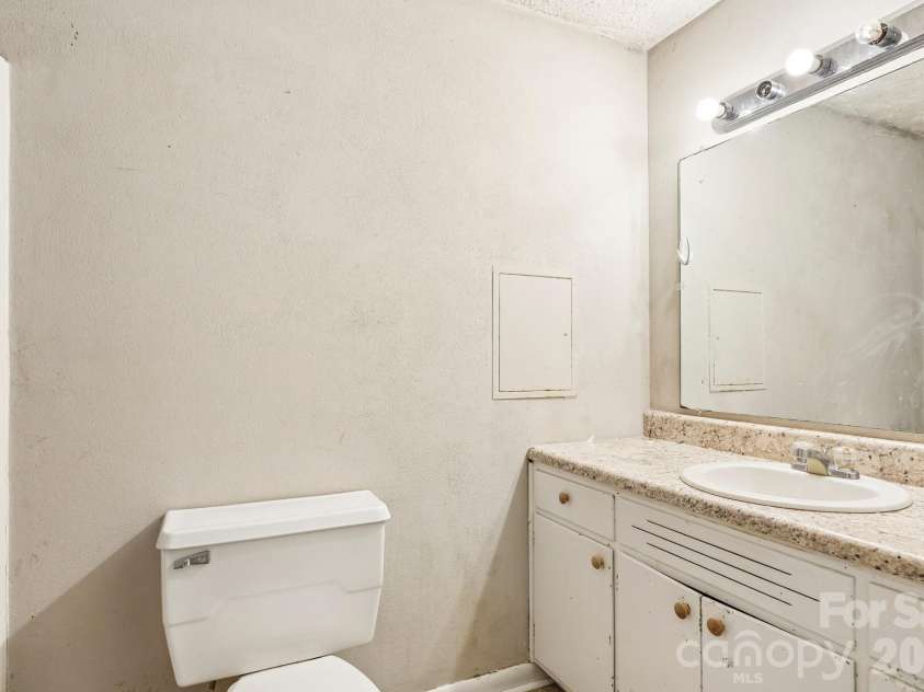 2130 23rd Street Place, Hickory, NC 28601.  MLS# CAR4392290, YatesRealty ID 29516. 