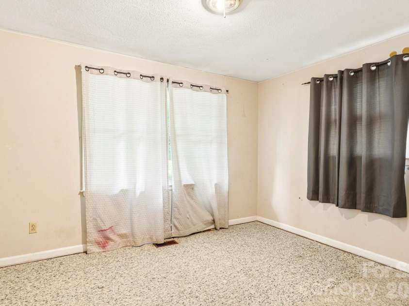 2130 23rd Street Place, Hickory, NC 28601.  MLS# CAR4392290, YatesRealty ID 29516. 