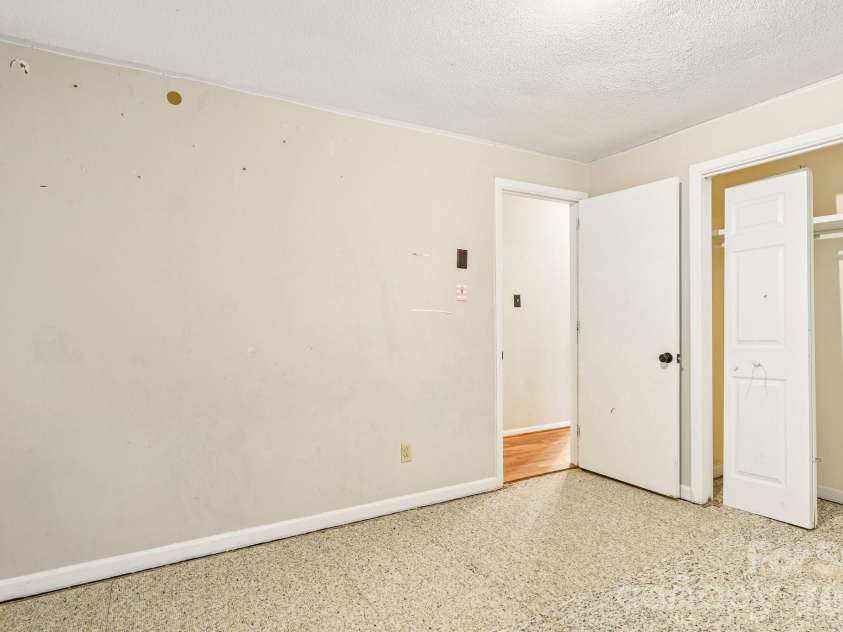 2130 23rd Street Place, Hickory, NC 28601.  MLS# CAR4392290, YatesRealty ID 29516. 
