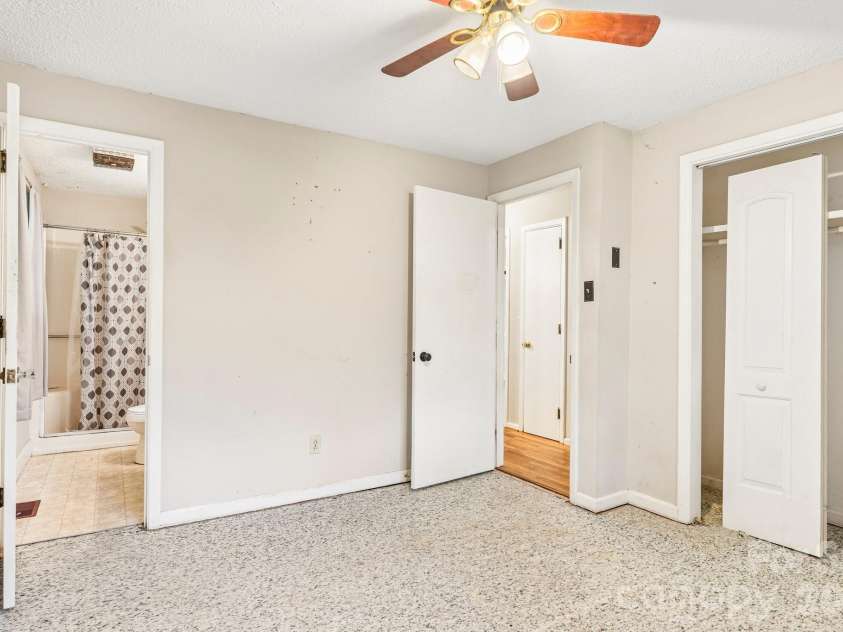 2130 23rd Street Place, Hickory, NC 28601.  MLS# CAR4392290, YatesRealty ID 29516. 