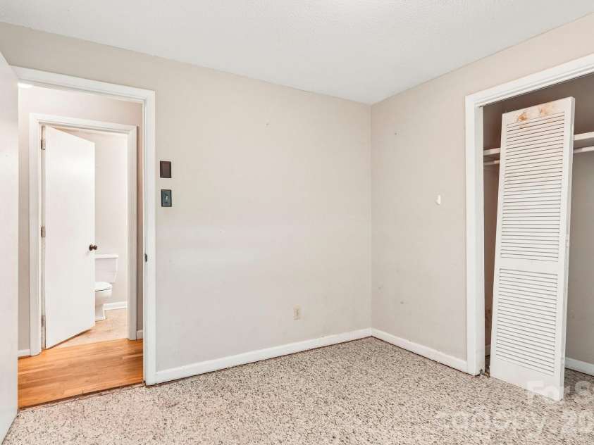2130 23rd Street Place, Hickory, NC 28601.  MLS# CAR4392290, YatesRealty ID 29516. 