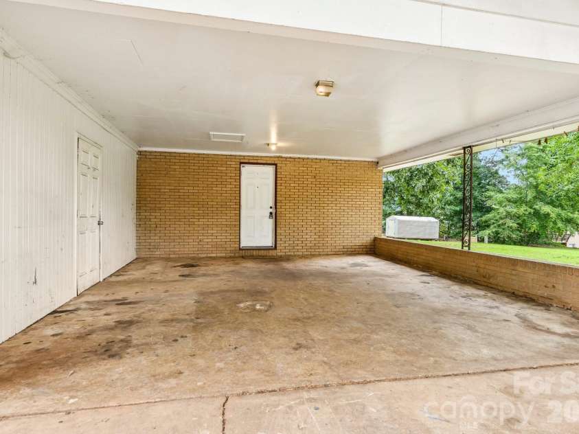 2130 23rd Street Place, Hickory, NC 28601.  MLS# CAR4392290, YatesRealty ID 29516. 