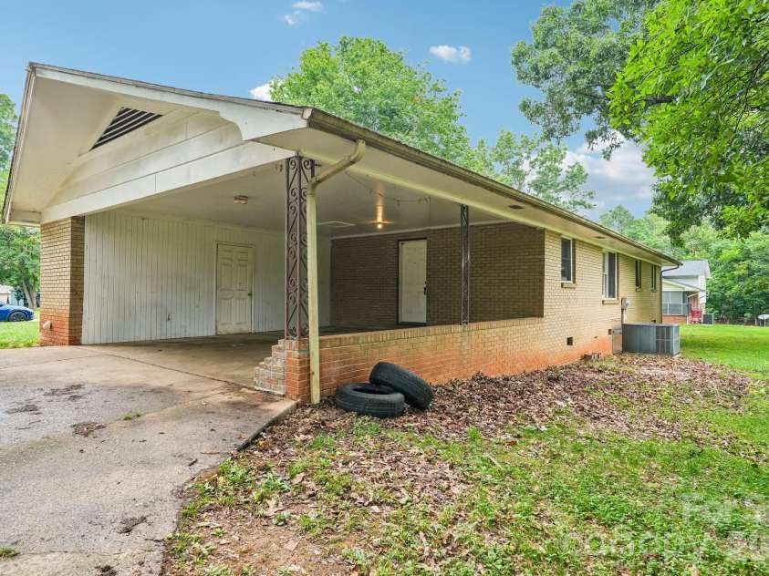 2130 23rd Street Place, Hickory, NC 28601.  MLS# CAR4392290, YatesRealty ID 29516. 