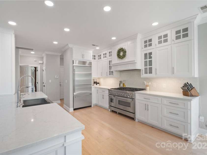 4660 Sugar Plum Lane, Davidson, NC 28036.  MLS# CAR4273062, YatesRealty ID 29516. Epicurean Kitchen (updated 2022) w/custom cabinets and quartz countertops, large island/breakfast bar, pantry, Z-Line stainless appliances incl gas range w/double oven and Bosch DW.