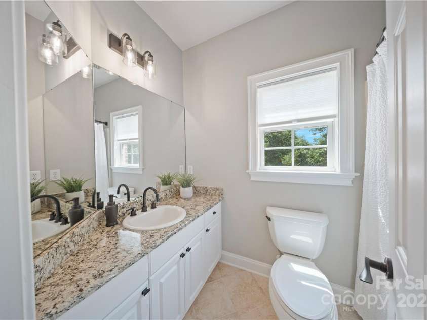 4660 Sugar Plum Lane, Davidson, NC 28036.  MLS# CAR4273062, YatesRealty ID 29516. Guest bedroom bathroom