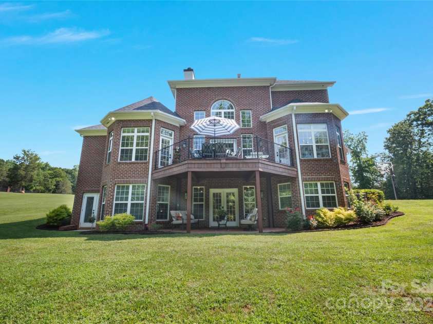 4660 Sugar Plum Lane, Davidson, NC 28036.  MLS# CAR4273062, YatesRealty ID 29516. Indoor-Outdoor living w/large composite deck and covered patio.