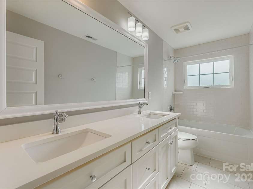 3826 Haven Drive, Charlotte, NC 28209.  MLS# CAR4286132, YatesRealty ID 29518. Hall Bath Upper