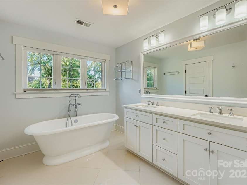 3826 Haven Drive, Charlotte, NC 28209.  MLS# CAR4286132, YatesRealty ID 29518. Primary Bath