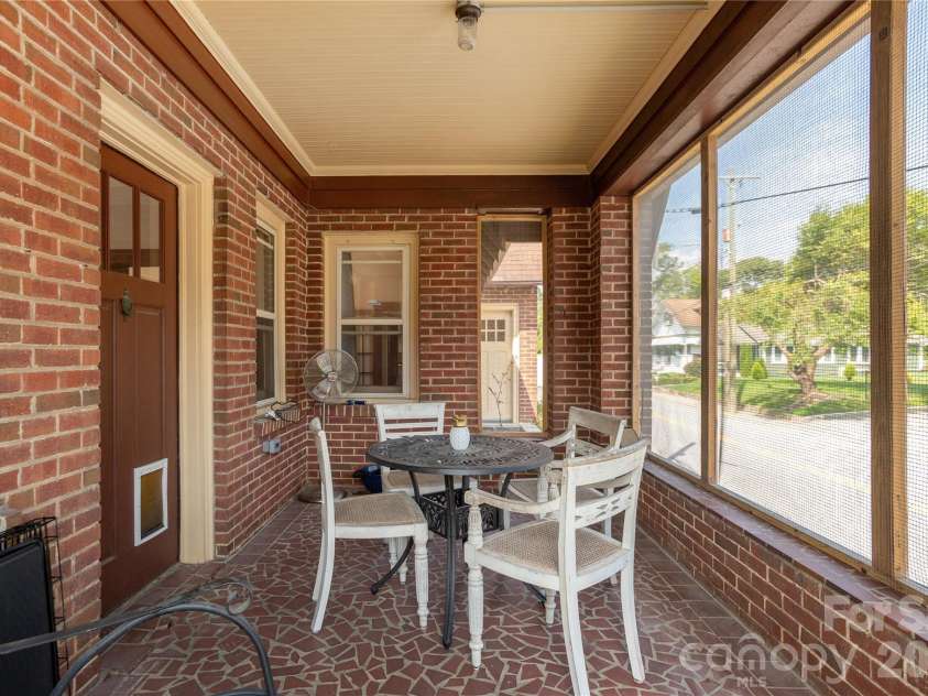 831 Oakland Street, Hendersonville, NC 28791.  MLS# CAR4391674, YatesRealty ID 29518. 