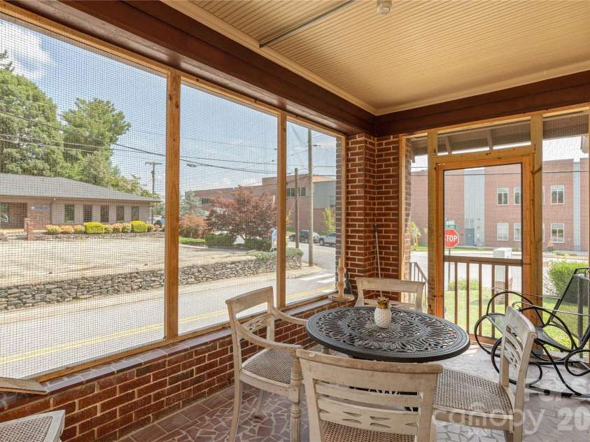 831 Oakland Street, Hendersonville, NC 28791.  MLS# CAR4391674, YatesRealty ID 29518. 