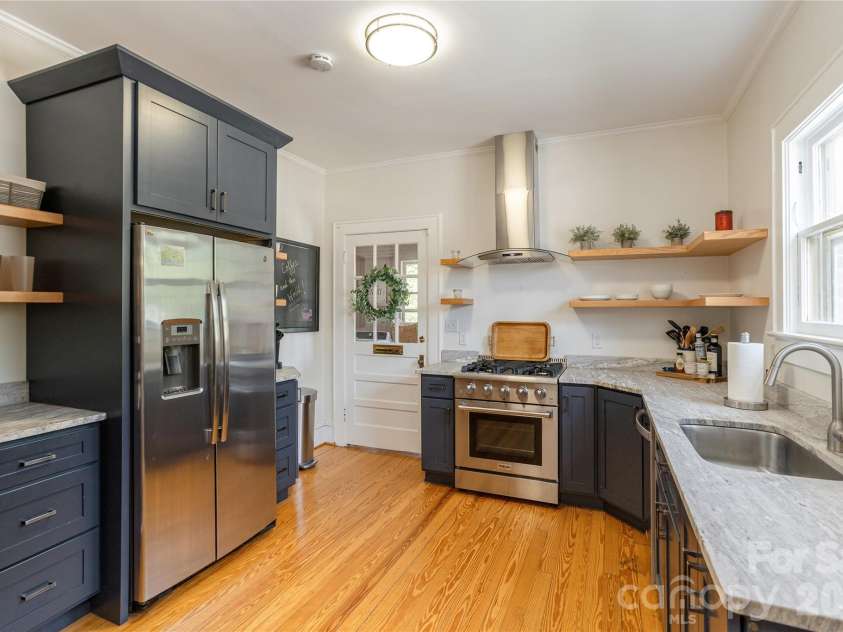 831 Oakland Street, Hendersonville, NC 28791.  MLS# CAR4391674, YatesRealty ID 29518. 